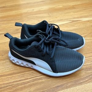Puma sneakers size 6c boys.